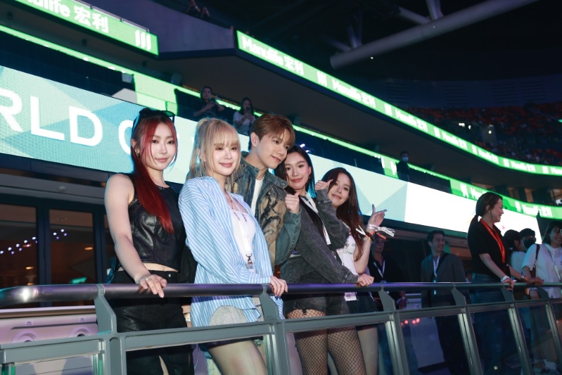 张敬轩与VIVA一同合照，轩仔大赞现场效果十分触目。