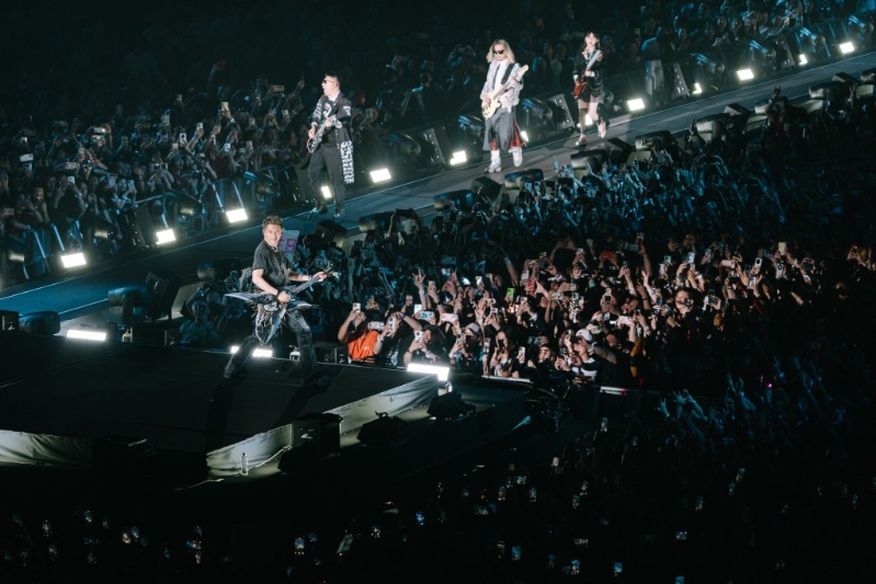 霆锋在延伸台表演，歌迷近距见到偶像表现兴奋。