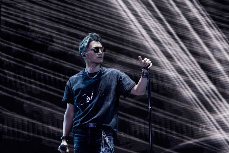 霆锋戴上黑超演出，非常型仔。