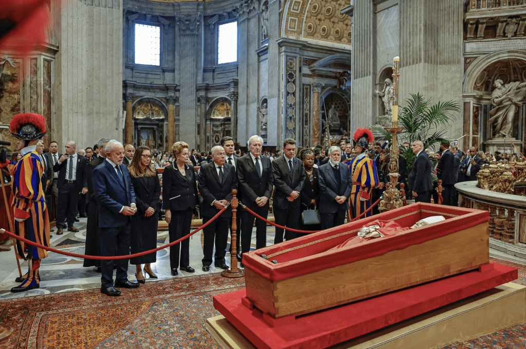 2025年4月25日,巴西总统卢拉和夫人在梵蒂冈圣伯多禄大教堂内向教皇方济各表达敬意。 2025年4月25日,巴西总统卢拉和夫人在梵蒂冈圣伯多禄大教堂内向教皇方济各表达敬意。