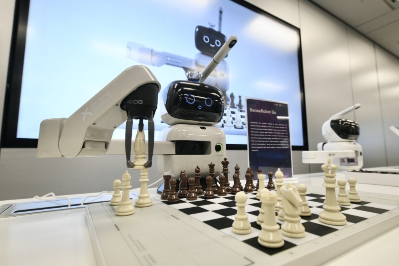 商汤的AI下棋机器人。