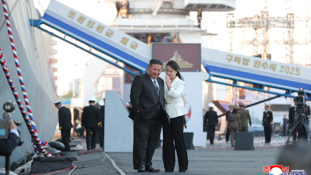 金正恩携爱女出席驱逐舰下水礼。