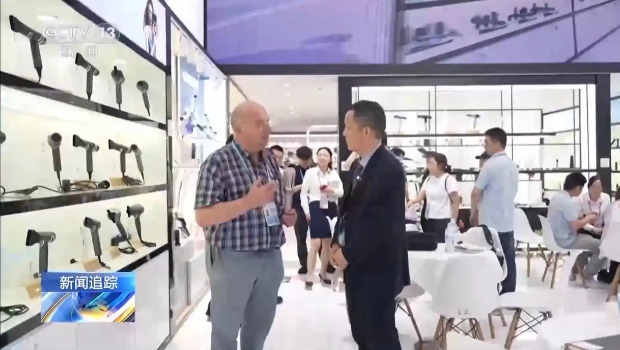 这家主做电吹风企业的老总说,他前一天刚去香港和自己的美国合作商碰了头,他无意中冒出来的一句话引起了我的注意。 这家主做电吹风企业的老总说,他前一天刚去香港和自己的美国合作商碰了头,他无意中冒出来的一句话引起了我的注意。