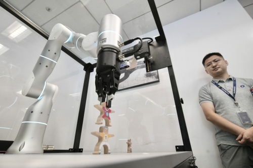 访问团参观人工智能软件公司商汤科技及思谋科技。