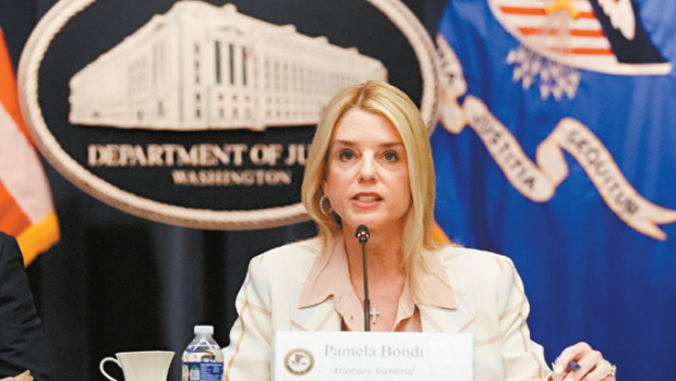 司法部长邦迪推翻前总统拜登任内做法,宣布检察官将恢复使用传票、法院命令和搜查令,强制媒体提供资料和证词 司法部长邦迪推翻前总统拜登任内做法,宣布检察官将恢复使用传票、法院命令和搜查令,强制媒体提供资料和证词