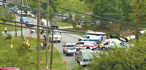 肇事卡车驶经在北卡伊甸市一个路口时，撞到一批正在路边维修电缆的电力公司工人，造成4死3伤，涉事司机亦受伤被捕。