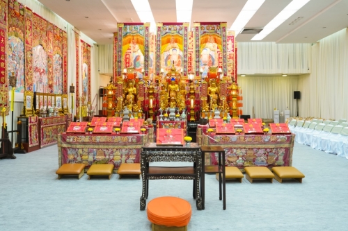 灵堂地下设大型佛坛。