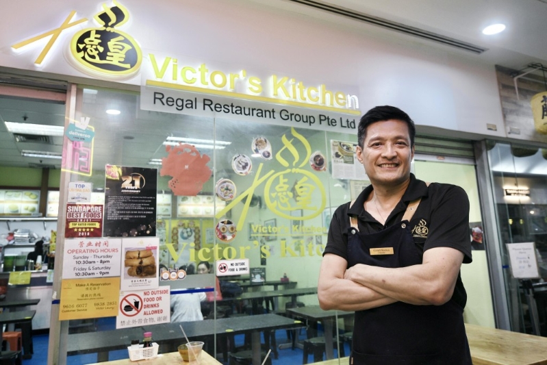 经营点心餐厅的他，十年前更在唐人街“牛车水”开设分店。