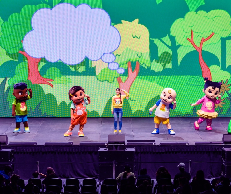 CoComelon最受欢迎的老师Ms. Appleberry也会 一起演出。（图片来源：CoComelonHK）