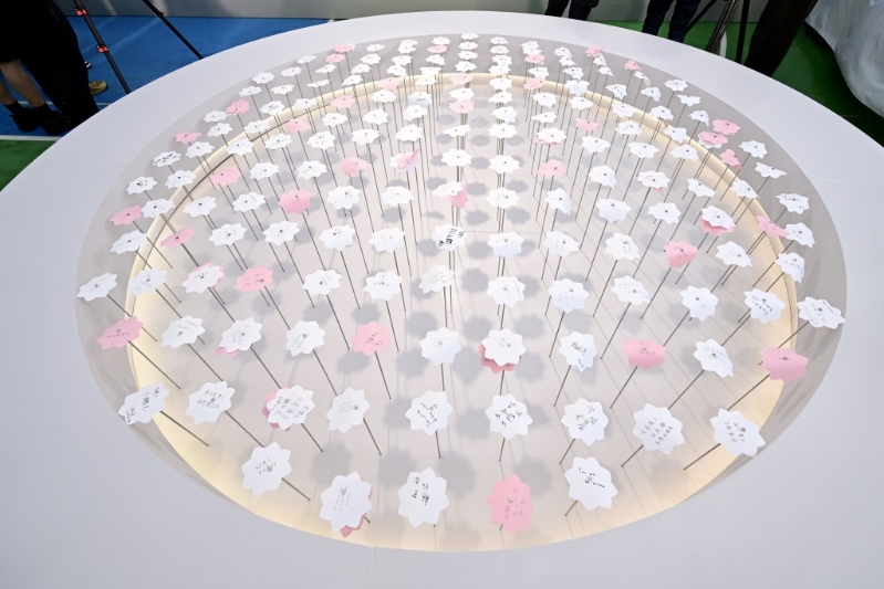 李兆基设灵，大型帐篷悼念区内有花池，载有不同人士留下的致意。