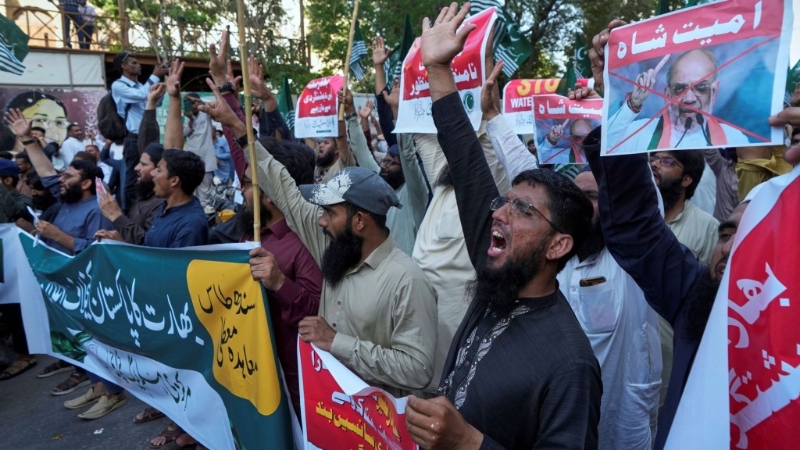 巴基斯坦卡拉奇民众抗议印度中止执行与巴基斯坦共享水资源的条约。 美联社.jpg
