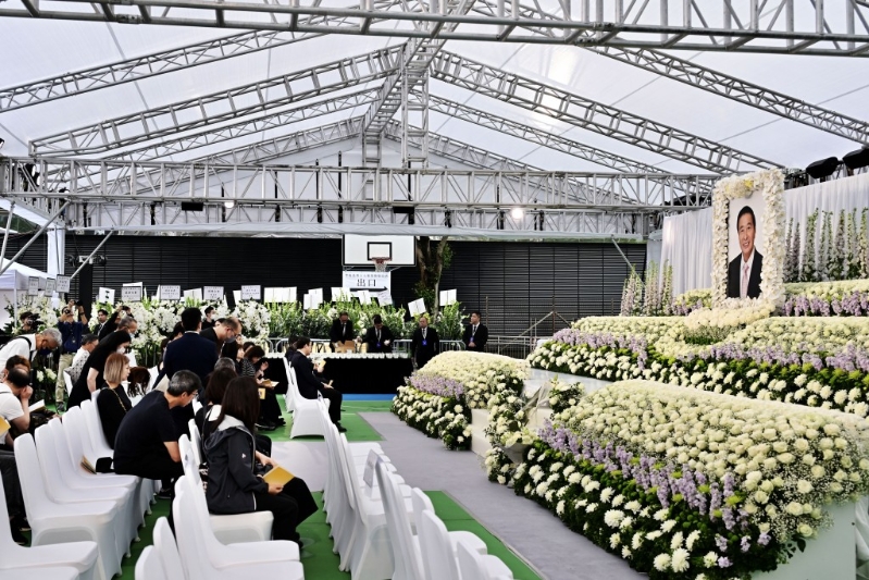 悼念区以白色鲜花为主调。 刘骏轩摄