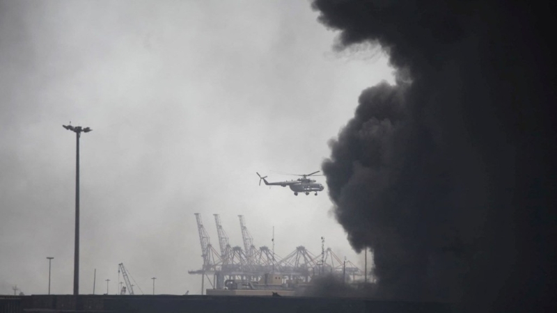 伊朗南部阿巴斯港发生重大爆炸，现场不断冒出浓密的黑烟。