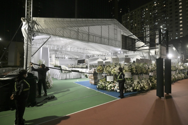 大型帐篷悼念区昨晚（27日）开放至晚上7时。陈浩元摄