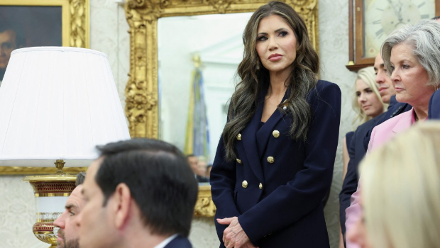 美国国土安全部长诺姆手袋被偷去，成为瞩目新闻。