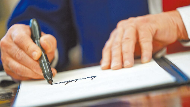 特朗普即将就任满100天，他在这段时间签署210项行政命令，但只有签署5项新法案，皆创下历史纪录。