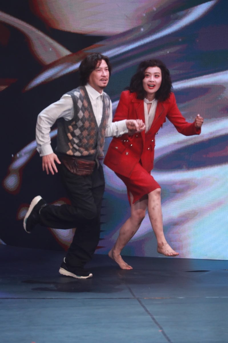 陈法拉与张家辉手拖手跑向颁奖台。