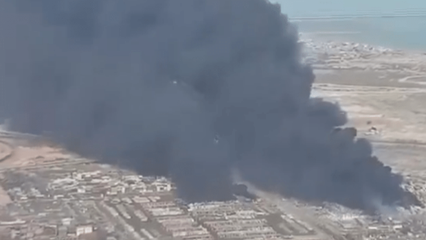 浓浓黑烟直冲天际。