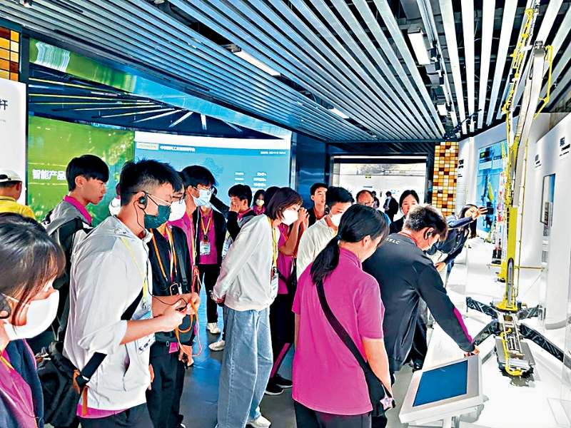 有立法会议员认为,学校需要确保交流团的行程配合教学内容。 教育局 有立法会议员认为,学校需要确保交流团的行程配合教学内容。 教育局