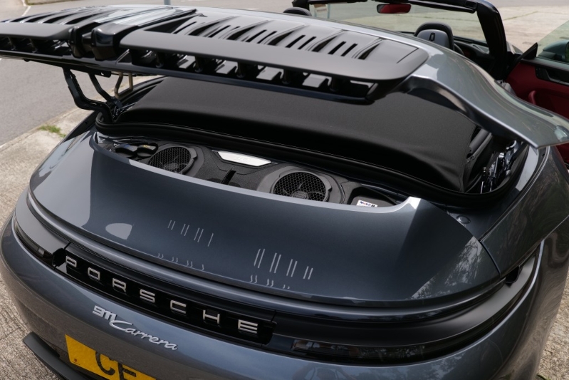 2025年版保时捷Porsche 911 Carrera Cabriolet (992.2)引擎是隐藏在软篷顶下方。 2025年版保时捷Porsche 911 Carrera Cabriolet (992.2)引擎是隐藏在软篷顶下方。