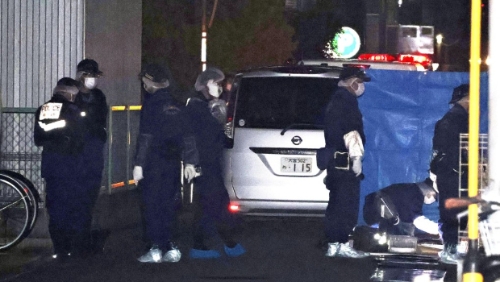 埼玉女高中生家门前遇刺身亡,警员在少女倒卧现场调查。 埼玉女高中生家门前遇刺身亡,警员在少女倒卧现场调查。