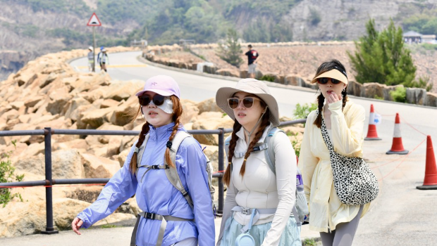 &nbsp;五一黄金周前夕，游客到西贡万宜水库东坝行山。