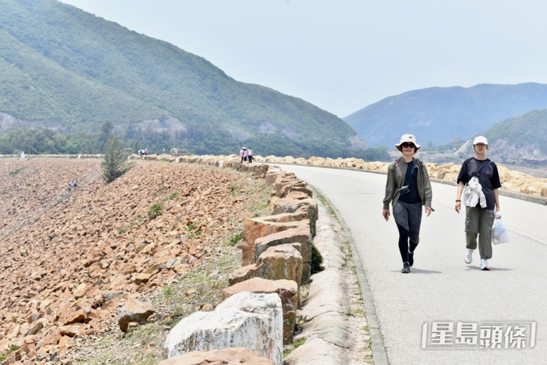 五一黄金周前夕，游客到西贡万宜水库东坝行山。2
