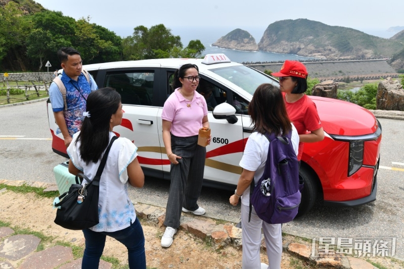 五一黄金周前夕，游客到西贡万宜水库东坝行山。