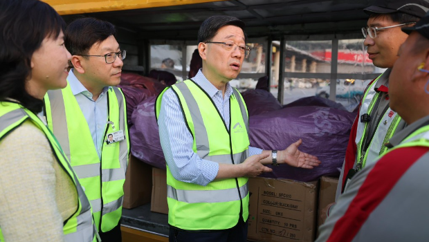 李家超伙孙玉菡、陈美宝到机场停机坪与地勤人员交流。