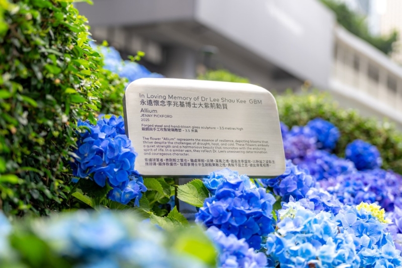 展览现场亦设纪念花池，摆放公祭期间致祭人士的留言咭，并欢迎参观人士即场留言致敬。