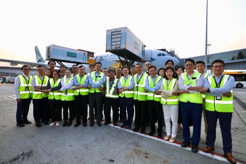 陈美宝日前陪同行政长官李家超探访机场不同岗位的员工。