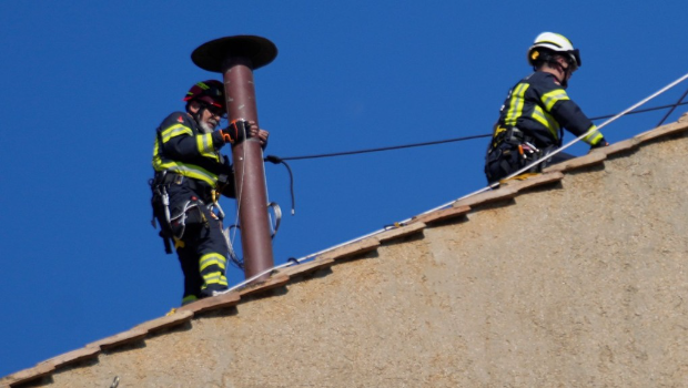 工人爬上西斯汀小圣堂(Sistine Chapel)屋顶安装烟囱。 工人爬上西斯汀小圣堂(Sistine Chapel)屋顶安装烟囱。
