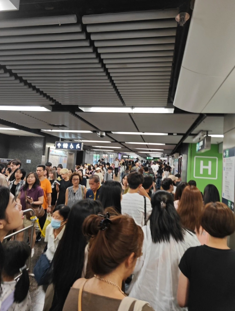 港铁站人头涌动。小红书图片 港铁站人头涌动。小红书图片