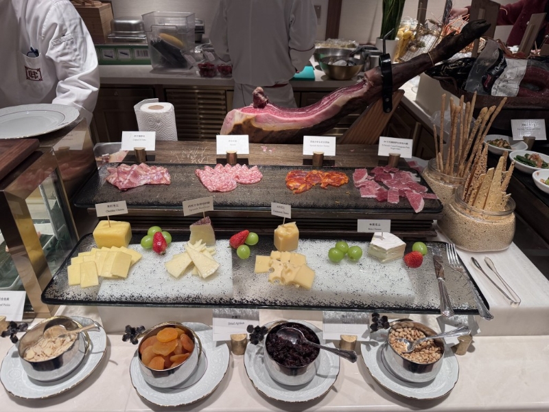 除了即点即煮海鲜外，其余自助餐必有的冷盘、刺身、热荤、烧味等也齐备。