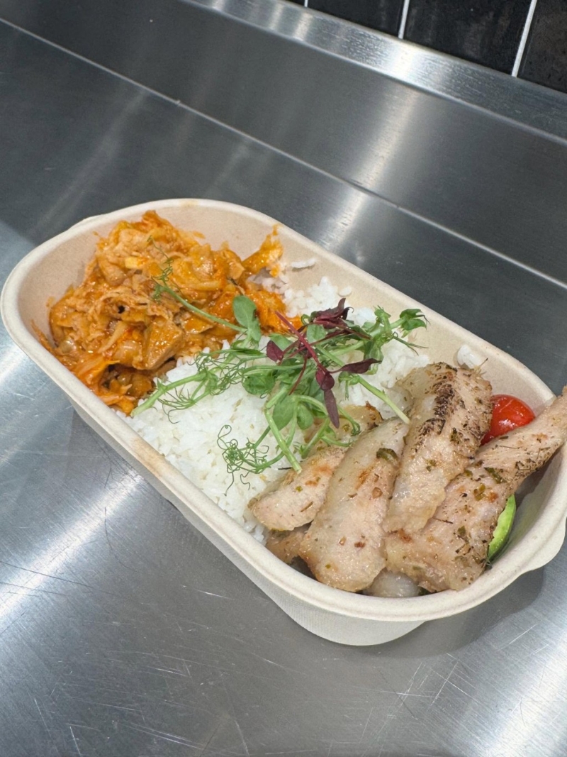 不过，如此定价对事主来说挑战也不少，他解释“68蚊既两餸饭好似好贵，foodcost大约20蚊，人手得两个，空间又冇”。