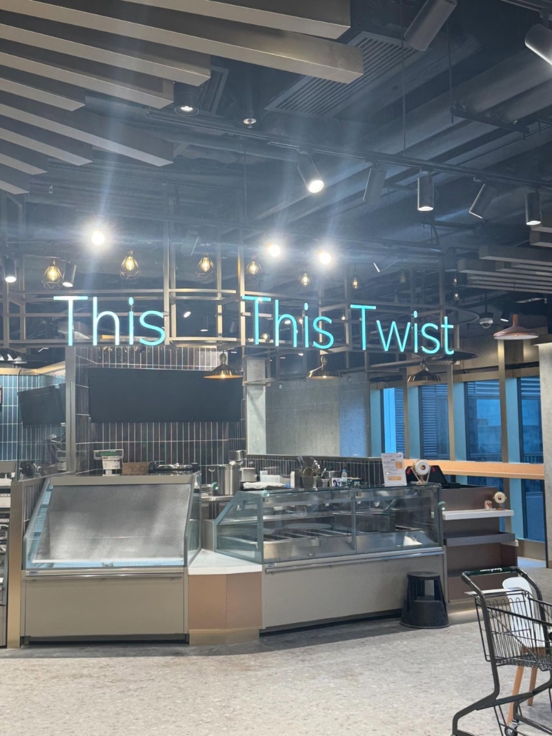 事主筹备的两餸饭店，位于湾仔合和中心的高级超市内，所以主攻客群是一帮甲级商厦的上班族。