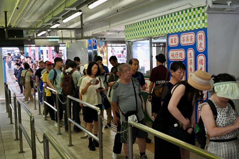 上午11时中环一带已录得摄氏29度高温,但仍未阻止市民的入长洲游玩的热情。 上午11时中环一带已录得摄氏29度高温,但仍未阻止市民的入长洲游玩的热情。