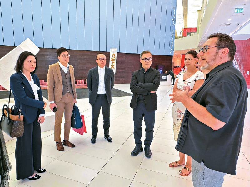 谭兆民（左三）与西九文化区管理局团队，参观纽约大学阿布扎比分校艺术中心。