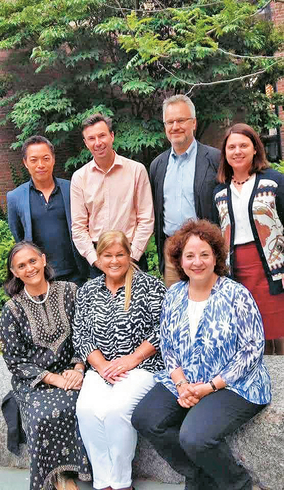 2015年谭兆民于哈佛大学商学院修读“非牟利机构管理策略观点”课程，并与一众同学合照留念。