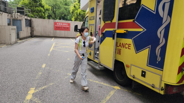 其中一名送院女子左前臂受伤。