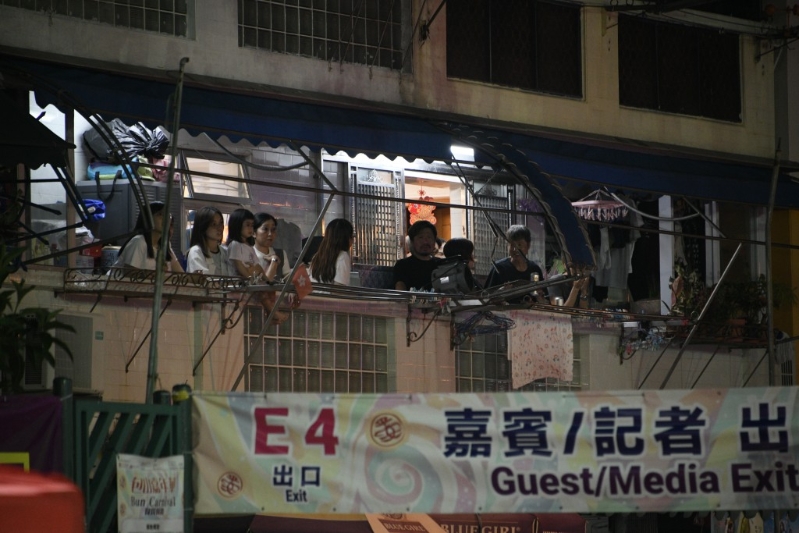 附近民居亦有人探头观看。 附近民居亦有人探头观看。