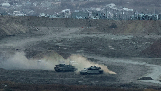 以色列安全内阁4日批准名为“基甸战车”（Gideon's Chariots）的军事行动，以军将不再撤离加沙，不少官员直言就是“征服”、“占领”加沙。画面为3日以色列战车在以色列与加沙边界行动。