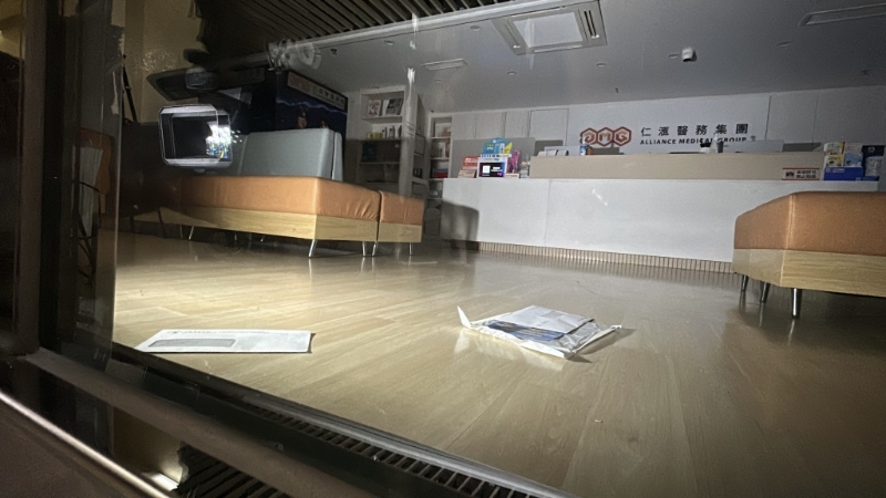 位于尖沙咀的仁汇医务中心没有开门，室内遗有信件。