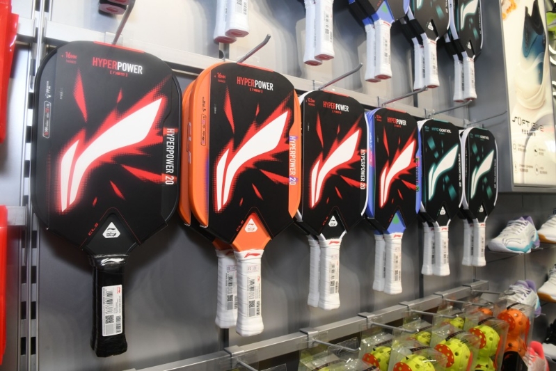 新手可以选较轻身的球拍，例如220g的Control款式，而有一定技术的，可选较重身如230g的Power款式。（售卖点︰李宁体育用品专门店）