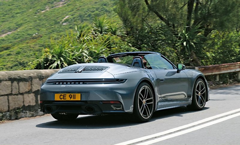 Cabriolet版可以打开软篷驾驶，进一步提升官能刺激享受，感觉更加美满。