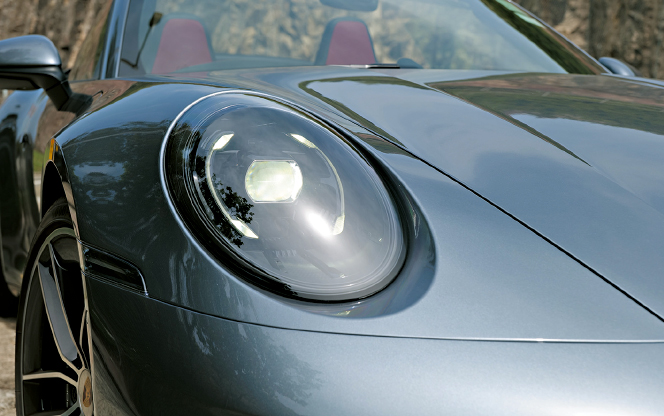 简单一体化LED头灯设计，结合了日行灯与指挥灯功能于一身。