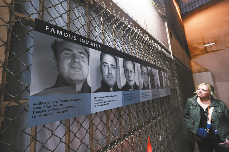 游客在恶魔岛参观。 游客在恶魔岛参观。