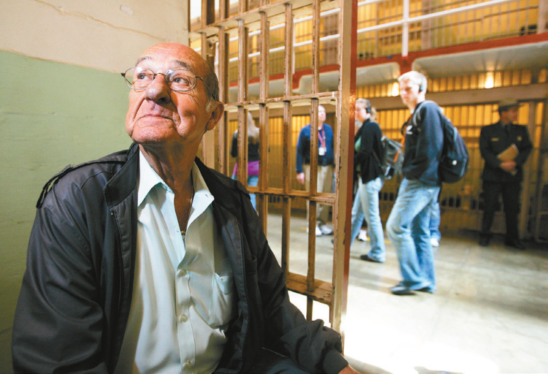 曾经被关押在恶魔岛监狱4年的Darwin Coon回到曾经关押的牢房参观 曾经被关押在恶魔岛监狱4年的Darwin Coon回到曾经关押的牢房参观