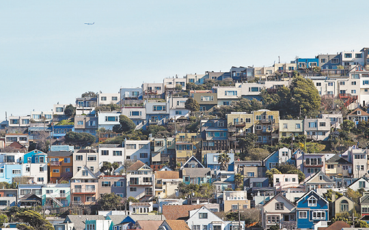 特朗普政策影响股市之际,有意置业人士在决定是 否买屋时有更多考虑。 美联社资料图片 特朗普政策影响股市之际,有意置业人士在决定是 否买屋时有更多考虑。 美联社资料图片