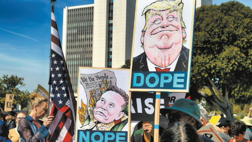 特朗普上任百日政绩不获加州选民支持，图为民众在洛杉矶街头抗议特朗普和马斯克。